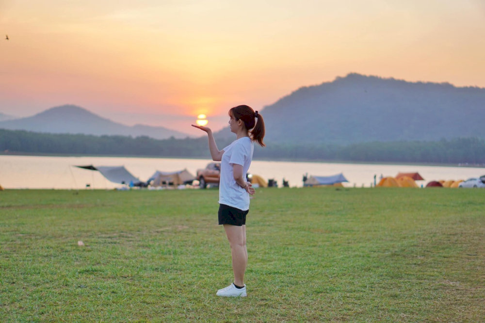 Check-in ở b&atilde;i cỏ ven hồ